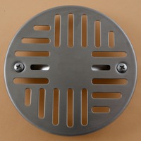 E30R+, Art. 510 134, Edelstahlrost, mit Lochbohrung und serienmäßigem Befestigungsset für Systemabläufe mit Rostdurchmesser 130 mm