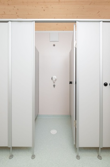 Duschbereich Asylunterkunft mit Trennwänden, PVC-Nassraumbelag an Boden und Wand und Duschablauf für PVC Boden