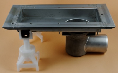 Edelstahl-Kastenrinne mit Edelstahlablauf und seitlichem Abgang (Abbildung ohne Rost).