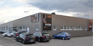 Fitnesstudio mit neuen Duschbereich. Die Duschen sind mit Edelstahlrinnen und Systemabläufen für PVC-Boden ausgestattet.