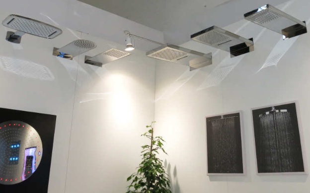 Duschboards für die Wandmontage mit Brause und alternativ zusätzlich mit Wasserfall. Neue Serien Permium Board und Revolution Board. Präsentationsort SHK Essen.