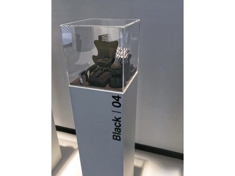 Schwarz ist edel und cool und bietet eine aufregende Bühne für die Kombination auch mit Marmor und Stahl.