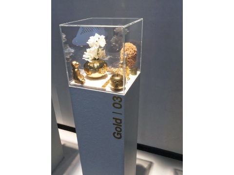 Gold dokumentiert schon immer Luxus. Trend ist aber es als schlichte Schönheit und nicht als massiven Geschmacksangriff zu inszenieren. 
