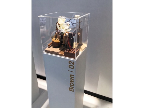 Aktuelle Brauntöne haben nichts mit früher populären Farben wie Bahmabeige zu tun. Das Bad wird wohnlicher.