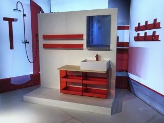 Halbtransparente Kunststoffe bewirken je nach Lichtsituation unterschiedlichen Farbeindruck. Hier Primärfarbe Rot und neutraler Hintergrund in Weiß.