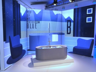 Die Farbpalette blau reicht von Türkis bis Ultramarin. Auf dem Bild eine Bette Schürzenwanne in Blue Satin.